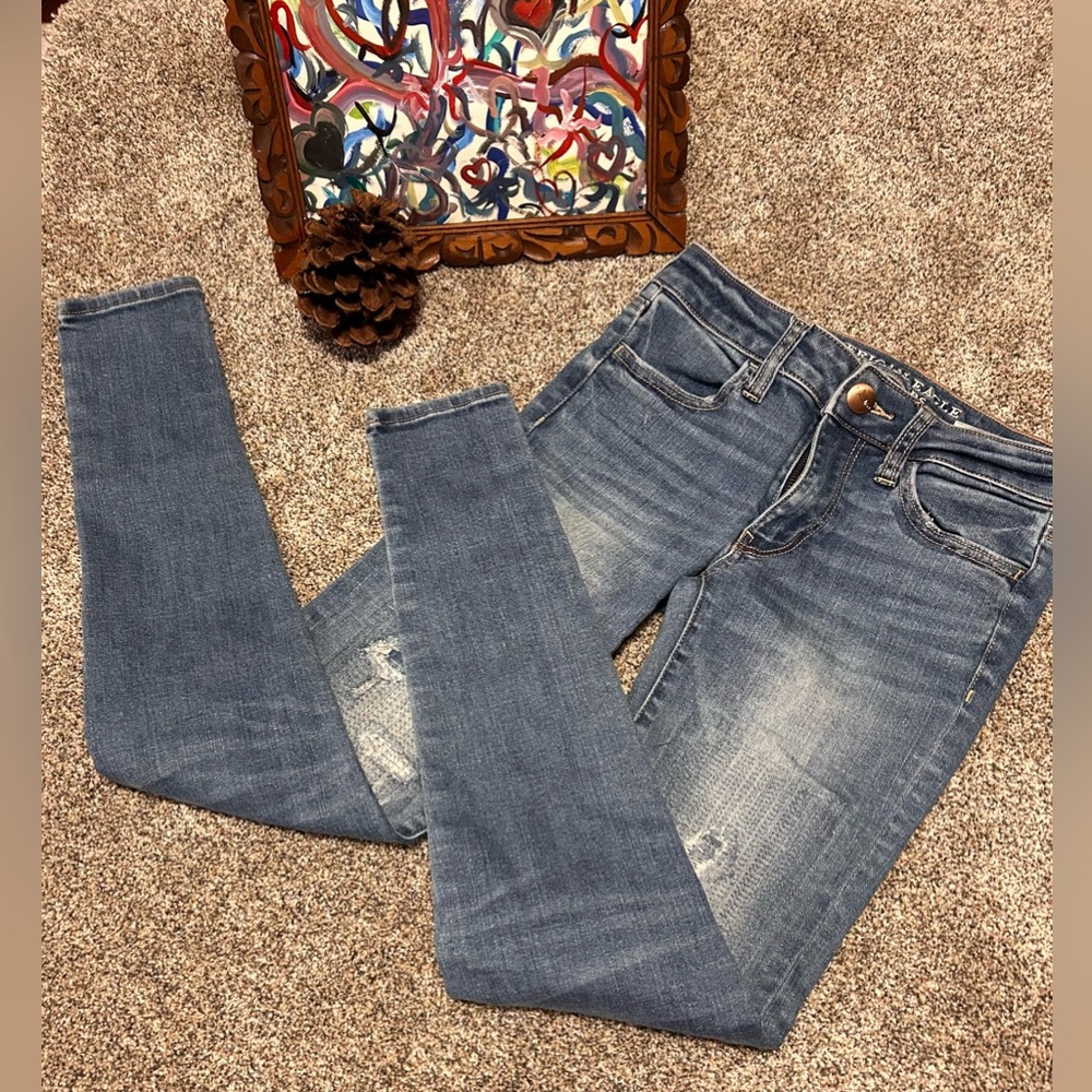American Eagle Low Rise Super Stretch Distressed Jegging Size 0 great condition